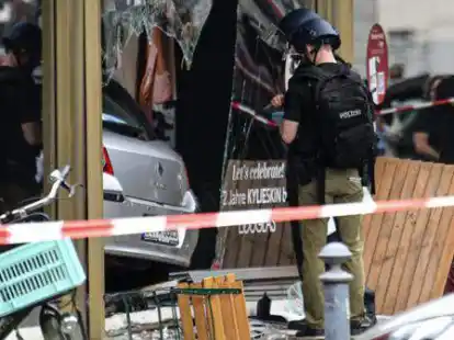 Einsatzkr&auml;fte sichern den Ungl&uuml;cksort. In Berlin ist ein Fahrzeug in eine Menschenmenge gefahren.