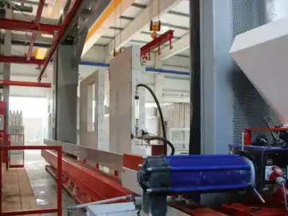 Die Zukunft im Maurerhandwerk: Ein Maurer-Automat vereinfacht die Prozesse und macht die Handwerker schneller. Die Mauer Wand System in Lastrup hat den Roboter seit vier Wochen im Einsatz.