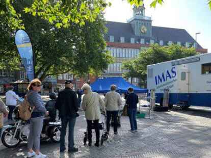 Schlange schon vor 9 Uhr: Einige Emder nutzten die mobile Impfaktion.