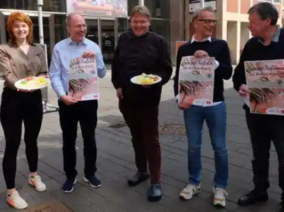 Freuen sich schon auf die siebte Emder Spargeltafel: Maike Klingenberg von Agilio, Diethelm Krantz vom Landesmuseum sowie Rainer Ahlers vom Goldener Adler, Frank Schnorrenberg von Sesam und Gerhard Teerling, Mode im Karree.