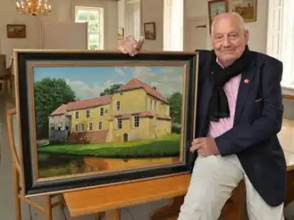 Blickt zufrieden auf 33 Jahre Wirken als Vorsitzender zur&uuml;ck: Helmut Bensing im Burgsaal, wo einst Vorstandssitzungen stattfanden, mit einem Gem&auml;lde der Burg Manninga.