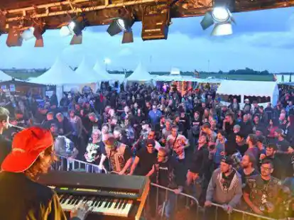 Beim Manslagter LTBTR-Festival treten die 21 Bands auf zwei B&uuml;hnen vor mehreren hundert Besuchern auf.