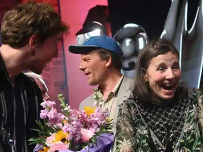 Ausgelassene Preisempf&auml;nger: Schauspieler Tom Byrne (&bdquo;The Road Dance&ldquo;), Regisseur Marten Persiel (&bdquo;Everything Will Change&ldquo;) und Schauspielpreistr&auml;gerin Meret Becker (v.l.).