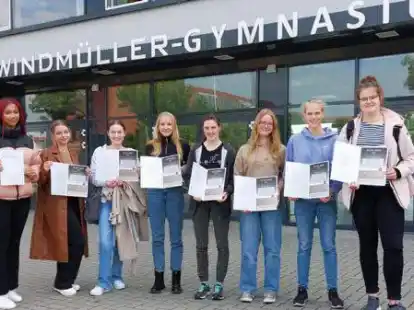 Ein Teil der Projektgruppe &bdquo;Keep the memory alive&ldquo; vom Max-Windm&uuml;ller-Gymnasium mit der Urkunde zum Silten-Preis.