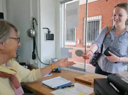 Ingrid L&uuml;pkes nimmt die Eintrittskarte von Jana Schulte entgegen. Die 26-j&auml;hrige Grundschullehrerin trainiert f&uuml;r das Abzeichen Rettungsschwimmer.