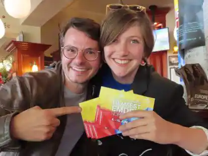 Die Spickk&auml;rtchen sind schon vorbereitet: Emden-R&uuml;ckkehrer Stefan M&ouml;nch und Buten-Ostfriesin Eske Ewen moderieren gemeinsam die Preisgala beim 32. Internationalen Filmfest Emden-Norderney.