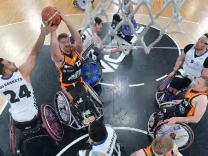 Alexander Budde (Nr. 12)  gibt einen Basketball-Workshop in Oldenburg.