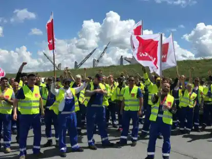 Streik f&uuml;r mehr Geld: Mitarbeiter von zwei Emder Hafenfirmen legten am Donnerstag die Arbeit nieder.