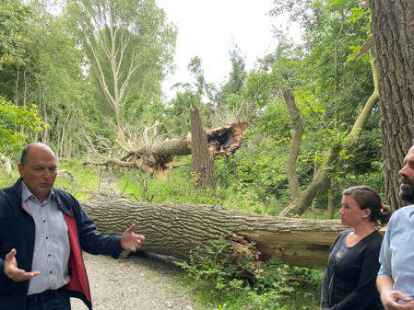 Erkl&auml;rten die Sachlage vor Ort: BEE-Chef Nils Andersson und BEE-Abteilungsleiter Jannes Utecht. Swantje Rosema (SPD, Mitte) war als eine der Vertreterinnen des Rates der Einladung gefolgt.