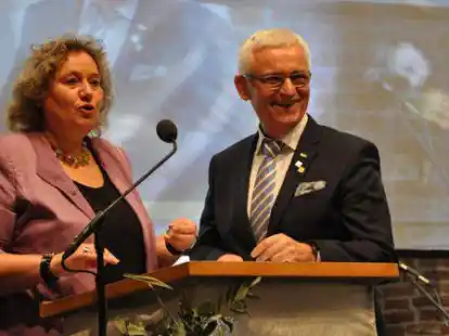 Nannte Burghardt Zirpins (links)  einen &bdquo;Streiter&ldquo;: Kerstin Tack, Vorsitzende des Parit&auml;tischen Wohlfahrtsverbandes Niedersachsen.