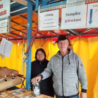 Waren am Dienstag letztmalig auf dem Emder Wochenmarkt vertreten: die Gew&uuml;rzh&auml;ndler Ayse und Uwe M&uuml;ller.