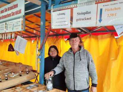 Waren am Dienstag letztmalig auf dem Emder Wochenmarkt vertreten: die Gew&uuml;rzh&auml;ndler Ayse und Uwe M&uuml;ller.