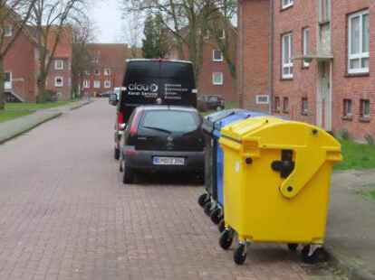 Mit M&uuml;llbeuteln unter dem Arm ist es gerade f&uuml;r &auml;ltere Mieter ein weiter Weg von Haus Nummer drei (Eingang am rechten Bildrand) bis zu den M&uuml;llbeh&auml;ltern. Zeitweise standen sie sogar auf der Stra&szlig;e.