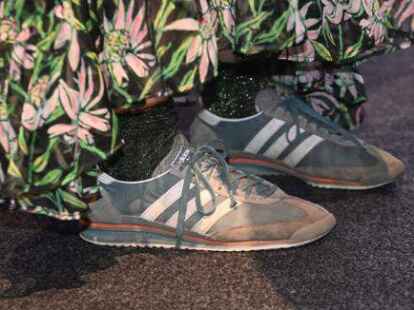 <p>                <div>                        Das tr&auml;gt man heute: Zur Filmfest-Preisgala kombinierte Schauspielpreistr&auml;gerin Meret Becker gr&uuml;ne Glitzersocken zum Retro-Turnschuh.                     </div>            </p>