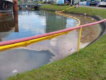 Da wurde noch ger&auml;tselt: die braune Substanz im Stichkanal am Donnerstag vergangener Woche.