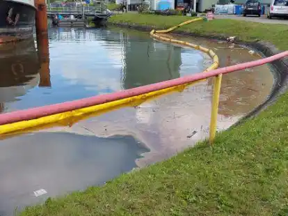 Da wurde noch ger&auml;tselt: die braune Substanz im Stichkanal am Donnerstag vergangener Woche.