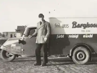 Barghoorn f&auml;rbt, reinigt, w&auml;scht: Lauwe van Laaten l&auml;sst sich mit dem Firmen-Goliath ablichten.