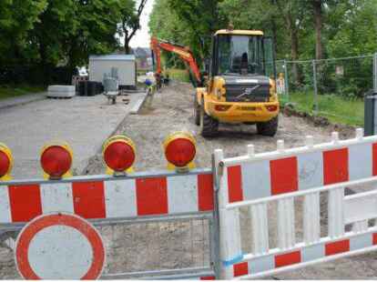 So tief wie n&ouml;tig &ndash; so flach wie m&ouml;glich: Dieser Abschnitt der Stra&szlig;ensanierung befindet sich auf sensiblem Gel&auml;nde.