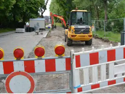 So tief wie n&ouml;tig &ndash; so flach wie m&ouml;glich: Dieser Abschnitt der Stra&szlig;ensanierung befindet sich auf sensiblem Gel&auml;nde.