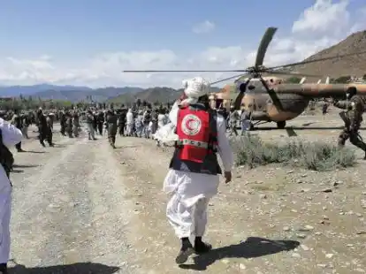 Bei einem heftigen Erdbeben am Dienstag in der afghanisch-pakistanischen Grenzregion sind nach offiziellen Angaben mindestens 920 Menschen ums Leben gekommen. 600 weitere Menschen wurden verletzt, wie das Ministerium f&uuml;r Katastrophenmanagement am Mittwoch mitteilte.