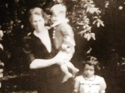 Auf dem Arm seiner Mutter: Henry Petersen. Neben ihnen steht seine Schwester Hannelore.