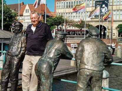 <p>                Bei einem seiner Besuche in seiner Heimatstadt Emden: Henry Petersen am Delft. Bild: privat             </p>