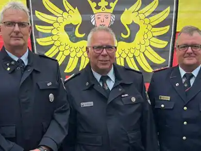 Regierungsbrandmeister Erwin Reiners (rechts) nahm die Ehrung vor: Holger Schuster (links)  erhielt die Ehrennadel der Feuerwehrunfallkasse Niedersachsen und Ernst L&uuml;bben (Mitte) die Ehrennadel des Landesfeuerwehrverbandes Niedersachsen in Gold.