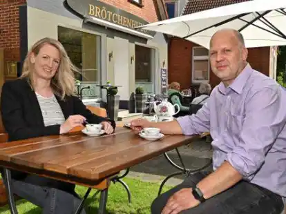 Haben mit dem Br&ouml;tchenhuus in Suurhusen noch viel mehr vor: Jessica und Lars Gerdes auf der Terrasse.