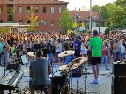 Bis zum Rathaus auf der gegen&uuml;berliegenden Stra&szlig;enseite verteilte sich die Menschenmenge, die am Donnerstagabend die Band &bdquo;Still Recall&ldquo; h&ouml;rten.