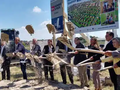 Hoch die Schaufeln: Gro&szlig;er Andrang beim ersten Spatenstich f&uuml;r das neue Baugebiet Conrebbersweg-West.