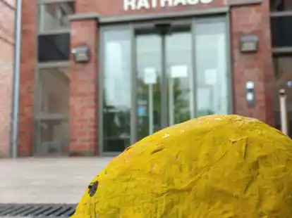 Auf dem Sparschwein des Pewsumer Rathauses sind die ersten Regentropfen bereits gefallen.