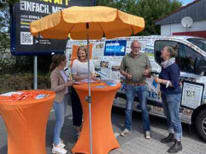 EZ vor Ort in der Geibelstra&szlig;e: Die Redakteurinnen Stephanie Schuurman, Elisabeth Ahrends, ein Barenburger und Heidemarie Heyer.