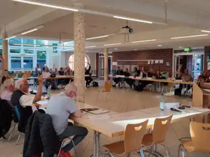 Am Ende gingen alle H&auml;nde hoch: Der Haushalt wurde einstimmig verabschiedet. Die vermeintliche Einigkeit t&auml;uscht &uuml;ber die harschen Debatten des Abends hinweg.