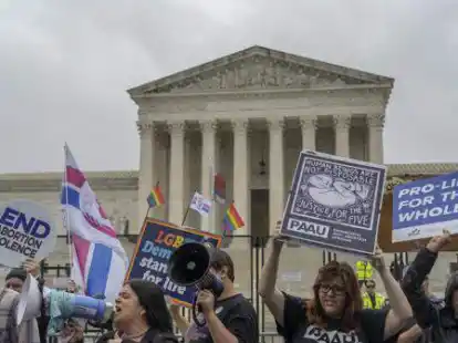 Trotz lautstarker Proteste von Abtreibungsgegner hat der Oberste Gerichtshof der USA das liberale Abtreibungsrecht gekippt.