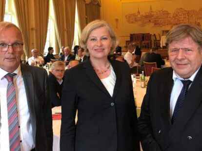 Probleme &uuml;berall: Arbeitgeber-Hauptgesch&auml;ftsf&uuml;hrer Johann Doden (links), Dr. Heike van Hoorn, Gesch&auml;ftsf&uuml;hrerin des Deutschen Verkehrsforums, und Arbeitgeberpr&auml;sident Frank Wessels im Klub zum guten Endzweck.