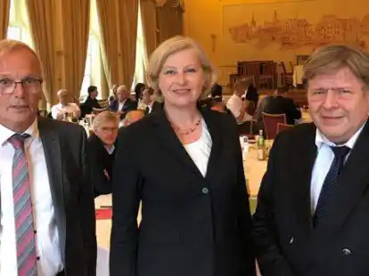 Probleme &uuml;berall: Arbeitgeber-Hauptgesch&auml;ftsf&uuml;hrer Johann Doden (links), Dr. Heike van Hoorn, Gesch&auml;ftsf&uuml;hrerin des Deutschen Verkehrsforums, und Arbeitgeberpr&auml;sident Frank Wessels im Klub zum guten Endzweck.