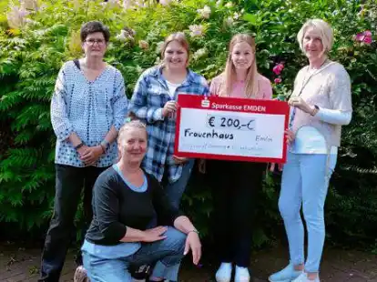 Freuten sich &uuml;ber die Spende: (von links) Steffi Hamm, Anna Meyerhoff, Ramona Horstkamp, Christina Kramp, knieend: Heidemarie Heyer.