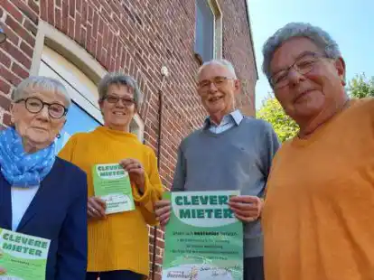Sind Ansprechpartner f&uuml;r Barenburger Mieter in N&ouml;ten (v.l.): Berendine Bamminger, Angelika Fein, Konrad Huchting und Karl Acker vor dem Treffpunkt Barenburg in der Heinrich-Heine-Stra&szlig;e 13.
