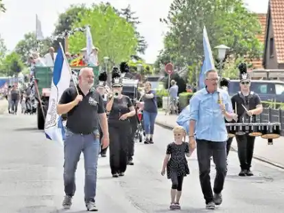 F&uuml;hrten den Umzug am Sonntagnachmittag an: Die Organisatoren Alex Hirschfeld (links) und Frank Schimmack.