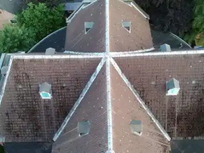 Bei der Gro&szlig;en Kirche in Leer muss das Dach neu eingedeckt werden. Auch weitere Arbeiten stehen an.