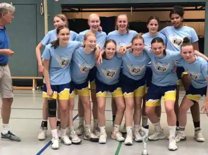 Jubelbild mit Trainer Sebastian Brunnert: Die U-18-M&auml;dchen (hinten von links) Henrike Kraushaar, Greta R&uuml;cken, Jule Vahldiek, Fiona Logemann, Matilda Cole, (vorne von links) Annika Franke, Lotta &Ouml;ttinger, Elisa M&ouml;nikes, Clara Heggenberger, Mattea Klauke und Anna Kaune gewannen das Turnier in Leer.