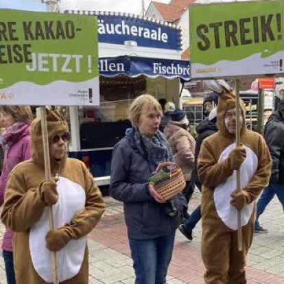 Vor Ostern machten die Mitglieder des Eine-Welt-Ladens in Aurich auf die Schieflage beim Kakaohandel in der Welt aufmerksam.