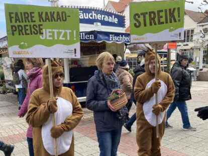Vor Ostern machten die Mitglieder des Eine-Welt-Ladens in Aurich auf die Schieflage beim Kakaohandel in der Welt aufmerksam.