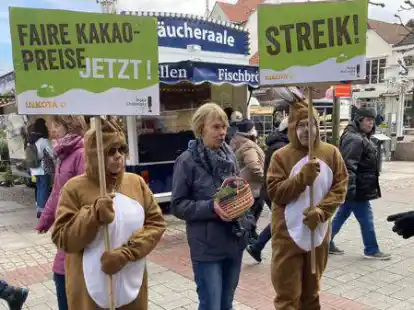 Vor Ostern machten die Mitglieder des Eine-Welt-Ladens in Aurich auf die Schieflage beim Kakaohandel in der Welt aufmerksam.