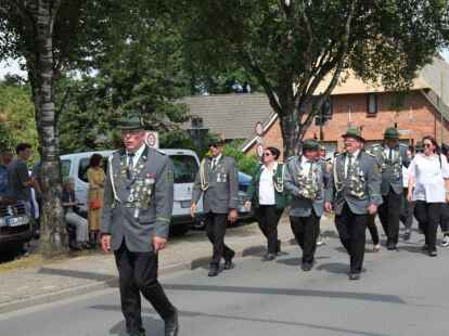 Sch&uuml;tzenfestumzug durch Kirchhatten zum Sch&uuml;tzenhof