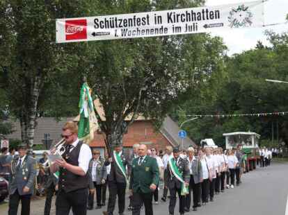 Sch&uuml;tzenfestumzug durch Kirchhatten zum Sch&uuml;tzenhof