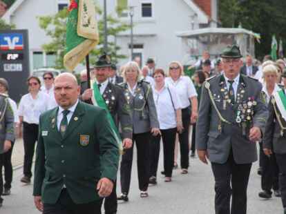Sch&uuml;tzenfestumzug durch Kirchhatten zum Sch&uuml;tzenhof