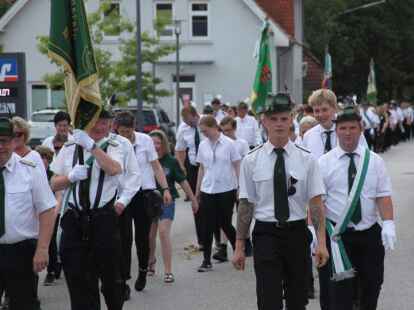 Sch&uuml;tzenfestumzug durch Kirchhatten zum Sch&uuml;tzenhof