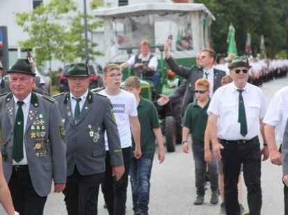 Sch&uuml;tzenfestumzug durch Kirchhatten zum Sch&uuml;tzenhof
