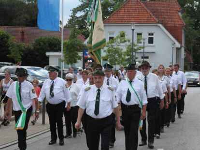 Sch&uuml;tzenfestumzug durch Kirchhatten zum Sch&uuml;tzenhof